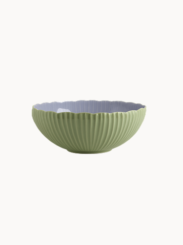 Dwukolorowa żebrowana ceramiczna miska w kolorze miętowym z gładkim, lawendowym wnętrzem na jednolitym białym tle. Głęboka miska wyróżnia się delikatnie pofalowanym brzegiem.