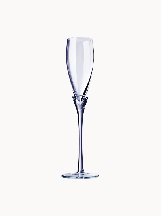 Elegancki kieliszek do szampana, osadzony na  wysokiej  nóżce.